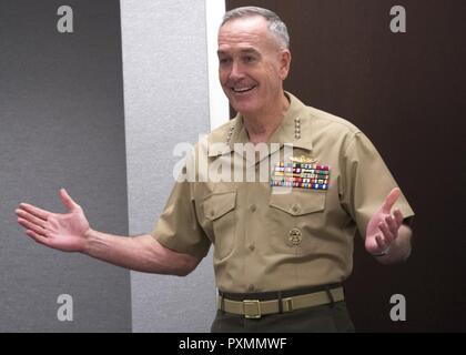 Marine Corps Gen. Joseph F. Dunford Jr., Vorsitzender des Generalstabs, liefert Erläuterungen zu Keystone Schüler der National Defense University in Fort McNair, 15. Juni 2017. (Abt. der Verteidigung Stockfoto