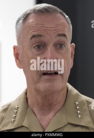 Marine Corps Gen. Joseph F. Dunford Jr., Vorsitzender des Generalstabs, liefert Erläuterungen zu Keystone Schüler der National Defense University in Fort McNair, 15. Juni 2017. (Abt. der Verteidigung Stockfoto