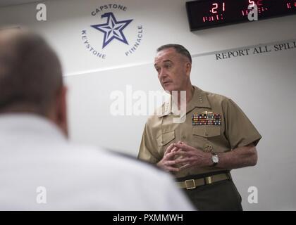 Marine Corps Gen. Joseph F. Dunford Jr., Vorsitzender des Generalstabs, liefert Erläuterungen zu Keystone Schüler der National Defense University in Fort McNair, 15. Juni 2017. (Abt. der Verteidigung Stockfoto