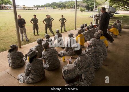 Luftwaffe und Marine Junior Reserve Officer Training Corps Kadetten aus verschiedenen Gymnasien zu Militär Hundeführer mit der Marine Corps Base Hawaii Provost Marschallamt hören einen kurzen an Bord MCB Hawaii, 15. Juni 2017. Die jrotc Kadetten waren eine Basis Tour MCB Hawaii Operationen zu beobachten. Stockfoto