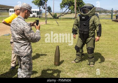 Luftwaffe und Marine Junior Reserve Officer Training Corps Kadetten aus verschiedenen Gymnasien nehmen sich das Setzen auf eine Beseitigung von Explosivstoffen Anzug während einer Demonstration an Bord Marine Corps Base Hawaii, 15. Juni 2017. Die jrotc Kadetten waren eine Basis Tour MCB Hawaii Operationen zu beobachten. Stockfoto