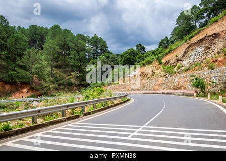 Schöne Landschaft der Straße in Dalat, Vietnam. Da Lat ist einer der besten Tourismus Städte und auch einer der größten Gemüse und Blumen growin Stockfoto