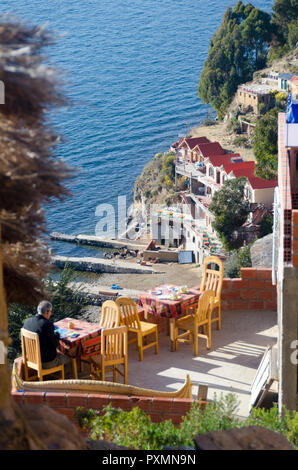 Boat Harbour und Häuser am Hang, Puerto de Isla del Sol, Titicacasee, Bolivien Stockfoto