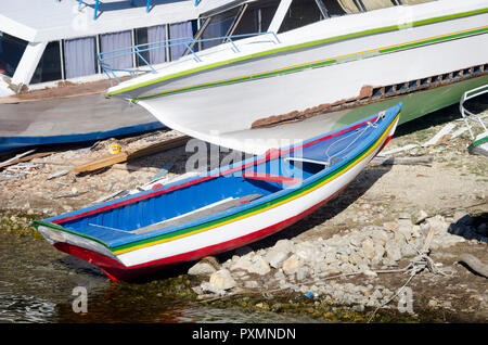 Boote im Hafen, Puerto de Isla del Sol, Titicacasee, Bolivien Stockfoto