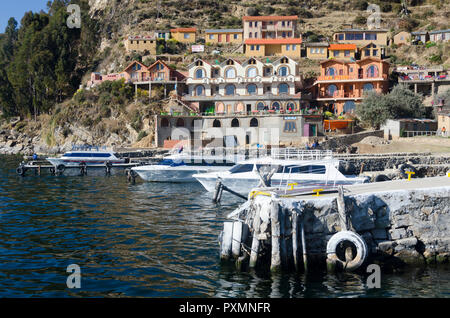 Boote im Hafen, Puerto de Isla del Sol, Titicacasee, Bolivien Stockfoto