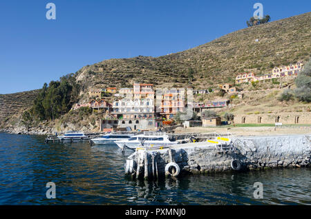 Boote im Hafen, Puerto de Isla del Sol, Titicacasee, Bolivien Stockfoto