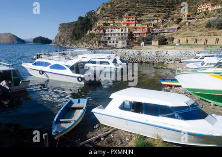 Boote im Hafen, Puerto de Isla del Sol, Titicacasee, Bolivien Stockfoto