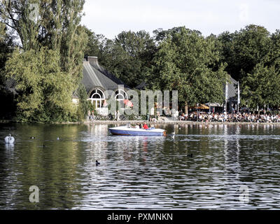 Baeume, Baum, Bayern, Biergarten, Bäume, Deutschland, Englischen, Europa, Garten, Gaststaette, Gaststätte, Gewaesser, Gewässer, Kleinhesseloher, Kneip Stockfoto