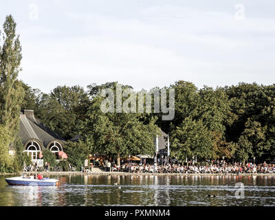 Baeume, Baum, Bayern, Biergarten, Bäume, Deutschland, Englischen, Europa, Garten, Gaststaette, Gaststätte, Gewaesser, Gewässer, Kleinhesseloher, Kneip Stockfoto