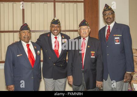 Aus den Nationalen Montford Point Marine Verein Mitglieder Links, pensionierter US Marine Corps Sgt. Henry Wilcots; pensionierte US Marine Corps Master Gunnery Sgt. Joseph H. Geeter, vorbei an nationalen Präsidenten; Stanley Tapscott und Richard Hell posieren für ein Foto bei einem abendlichen Parade Empfang in Oberst Truman W. Crawford Hall bei Marine Barracks Washington, Washington, D.C., 16. Juni 2017. Abend Paraden sind als Mittel zur Einhaltung der hohen Beamten statt, verehrte Bürger und Förderer des Marine Corps. Stockfoto