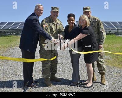 Ted Reece, Links, der Leiter der Engineering Division für das Ministerium für Öffentliche Arbeiten, U.S. Army Oberst Rob Salome die Garnison Commander, Coretta Bennett der chief operating officer von Bithenergy, Eileen Hardy ein Programm Manager für die Kentucky Abteilung Energie, und Command Sgt. Maj (CSM) Noel fördern, die Garnison CSM schneiden Sie die Band auf der Solar Array Park während einer Zeremonie in Fort Campbell, Ky. Am 9. Juni 2017. Die Solaranlage Park erzeugt sicher fünf Megawatt Solarenergie und stellt 10 Prozent der Stromversorgung am Fort Campbell verwendet. Stockfoto