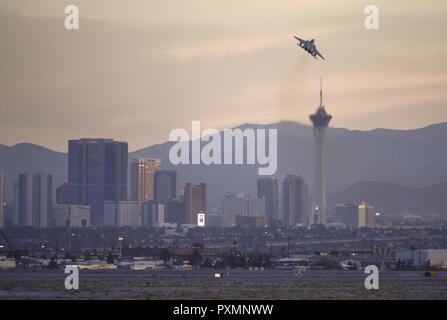 Eine F-15E Strike Eagle aus dem 17 Waffen Squadron, Nellis Air Force Base, Nev, zieht über Las Vegas während der Vereinigten Staaten Waffen Schule Ausbildung übung Juni 8, 2017. Die F-15E verwendet zwei Besatzungsmitglieder, ein Pilot und ein Waffensysteme Officer. Stockfoto