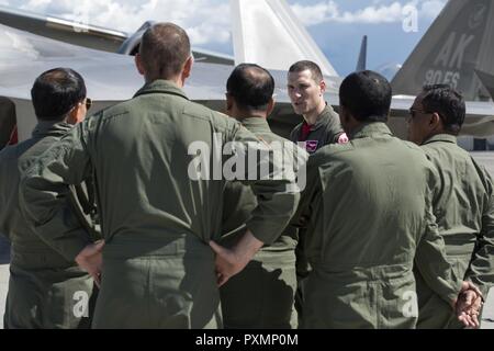 Eine F-22 Raptor pilot auf der 90th Fighter Squadron zugeordnet beantwortet Fragen von Senior Luft Führer in die rote Fahne - Alaska Executive Beobachterprogramm an Joint Base Elmendorf-Richardson, Alaska, 16. Juni 2017 teilnehmen. Senior, Führer, aus Bangladesch, Deutschland, Republik Korea, Indonesien, Japan, Mongolei, NATO, Sri Lanka, Thailand und den USA wurden auf JBER RED FLAG - Alaska 17-2 zu beobachten. Rote Fahne - Alaska ist eine Reihe von Pacific Air Forces Commander gezielte Übungen für den US-amerikanischen und internationalen Kräften gemeinsame Offensive zur Verfügung zu stellen, Zähler, Verbot, in der Nähe air s Stockfoto