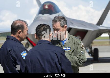 Us Air Force Generalleutnant Kenneth Wilsbach, dem Kommandeur der Alaskan North American Aerospace Defense Command Region, Alaskan Befehl, US Northern Command, und der 11 Air Force, unterhält sich mit ihren Mongolischen senior Luft Führer in die rote Fahne - Alaska Executive Beobachterprogramm an Joint Base Elmendorf-Richardson, Alaska, 16. Juni 2017 teilnehmen. Senior, Führer, aus Bangladesch, Deutschland, Republik Korea, Indonesien, Japan, Mongolei, NATO, Sri Lanka, Thailand und den USA wurden auf JBER RED FLAG - Alaska 17-2 zu beobachten. Rote Fahne - Alaska ist eine Reihe von Pacific Air Forces Commander - dire Stockfoto