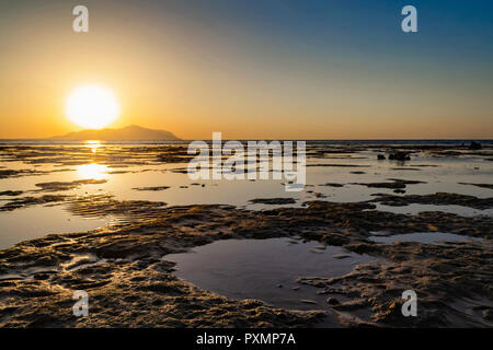 Sonnenuntergang in Sharm-El-Sheikh, Ägypten auf die Insel Tiran und das Rote Meer, Saudi-Arabien Stockfoto