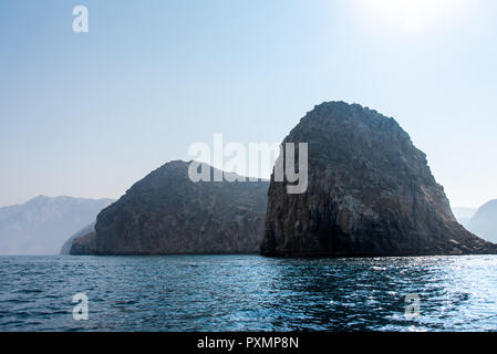 Malerische Küste von Wüste Felsen in Khasab, Musandam Oman umgeben Stockfoto