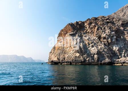 Malerische Küste von Wüste Felsen in Khasab, Musandam Oman umgeben Stockfoto