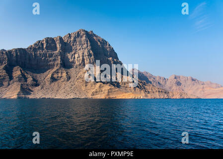 Malerische Küste von Wüste Felsen in Khasab, Musandam Oman umgeben Stockfoto