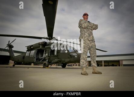 U.S. Army National Guard Sgt. Sean Wilson, d Unternehmen, 1-150 th Assault Helicopter Bataillon zugeordnet, steht für ein Portrait an der Army Aviation Support Facility, Joint Base Mc Guire-Dix - Lakehurst, New Jersey, 14. Juni 2017. Stockfoto