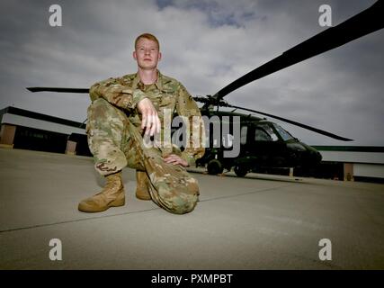 U.S. Army National Guard Sgt. Scott Peterson, d Unternehmen, 1-150 th Assault Helicopter Bataillon zugeordnet, kniet für ein Portrait im Army Aviation Support Facility, Joint Base Mc Guire-Dix - Lakehurst, New Jersey, 14. Juni 2017. Stockfoto