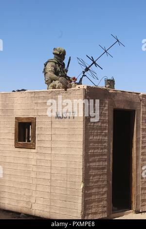 Die zivilen Angelegenheiten und psychologische Operation Teams in Partnerschaft mit 155 den Mississippi's National Guard Armored Brigade Combat Team während der nationalen Training Center Rotation 17-07 in Fort Irwin, Kalifornien. Die Teams gebildet, ein multifunktionales Team, öffentliche Angelegenheiten und Einheit Ministerium Teams die Bedürfnisse der Bürger, die Sie während der Schulung Szenario auftreten können, zu treffen. Stockfoto