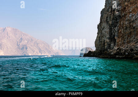 Malerische Küste von Wüste Felsen in Khasab, Musandam Oman umgeben Stockfoto