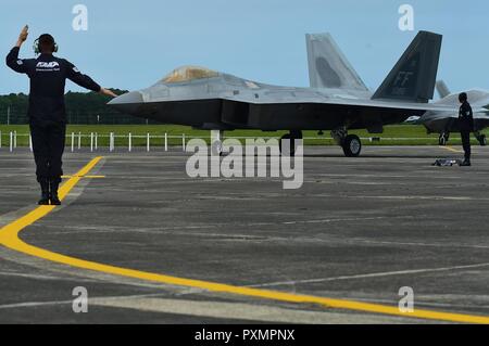 Us Air Force Tech Sgt. Kyle Kirkland, F-22 Raptor Demonstration Team Crew Chief, Taxis eine F-22 an der Wallops Flight Facility in Chincoteague Island, Va., 15. Juni 2017. Kirkland ist in seinem zweiten Jahr in der Zusammenarbeit mit der Demo Team, um sicherzustellen, dass der Jet bereit ist und sicher jedes Mal der Pilot fliegt. Stockfoto