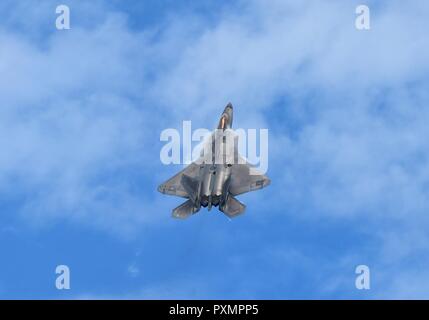 Us Air Force Maj Dan "Fels", Dickinson, F-22 Raptor Demonstration Team Commander und Pilot, der während der OC-Air Show in Ocean City, Md., 17. Juni 2017. Dickinson nahm - von der Wallops Flight Facility in Chincoteague Island, Va. in der OC-Air Show durchführen Stockfoto