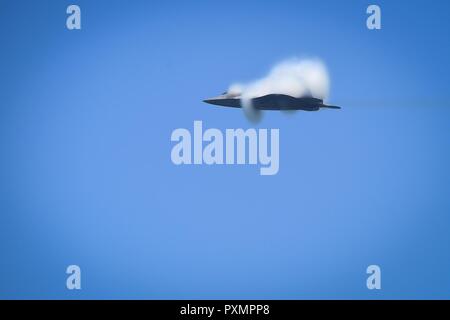 Us Air Force Maj Dan "Fels", Dickinson, F-22 Raptor Demonstration Team Commander und Pilot, der während der OC-Air Show in Ocean City, Md., 17. Juni 2017. Dickinson nahm - von der Wallops Flight Facility in Chincoteague Island, Va. in der OC-Air Show durchführen Stockfoto