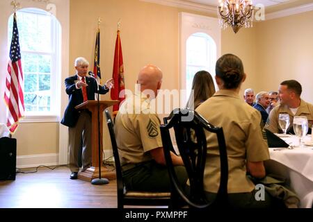 Pensionierte US Marine Corps Generalmajor Tom Braaten gibt eine Rede über Sgt. Shaun und Lindsay Monaghan der Freiwilligenarbeit Anstrengungen bei einer militärischen Familie des Quartals Anerkennung Zeremonie an der New Bern, N.C., Golf und Country Club, 9. Juni 2017. Shaun ist eine Zwischenebene ordnance Ausbilder für das Zentrum für Naval Aviation technischen Ausbildung bei der Marine Corps Air Station Cherry Point, N.C. Lindsay ist ein ehemaliger US-Armee motor Transport Operators, ca. 300 Stunden bei Merci Klinik in New Bern freiwillig gemeldet hat. Braaten ist ein ehemaliger kommandierender General der WAB Cherry Point. (Marine Co Stockfoto