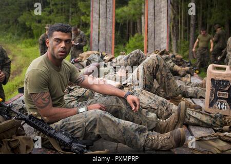 Us-Marines mit Golf Company, 2d-Bataillon, 2d Marine Regiment, 2d Marine Division (2d MARDIV), legen Sie vor der Durchführung von Ausbildungsmaßnahmen beim Marine Corps Combat Readiness Evaluation (MCCRE) Übung auf Camp Lejeune, N.C., Jan. 14, 2017. MCCRE ist ein vor der Bereitstellung Ausbildung Bewertung für die Marines und Fähigkeiten Sailor's mit verschiedenen bekämpfen Szenarien zu testen. Stockfoto