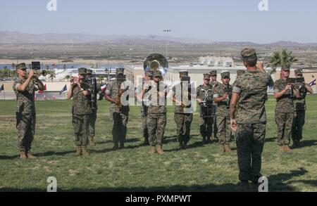 Die 1St Marine Division Band führt während der 3. leichten Gepanzerten's Reconnaissance Bataillon Ändern des Befehls Zeremonie bei Lance Cpl. Torrey L. grauen Feld an Bord Marine Corps Air Ground Combat Center Calif., Juni 15. Während der Zeremonie, Oberstleutnant Philip C. Laing, ausgehende kommandierenden Offizier, 3. LAR, Befehl zum Oberstleutnant Rafael A. Candelario II verzichtet, entgegenkommende kommandierenden Offizier, 3 LAR. Stockfoto