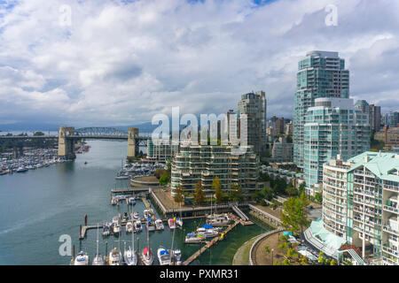 Blick auf Vancouver False Creek und Burrard Street Bridge Stockfoto