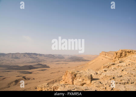 Panoramablick über die beeindruckende Makhtesh Ramon Krater in der Nähe Mitzpe Ramon in der Wüste Negev in Israel. Stockfoto