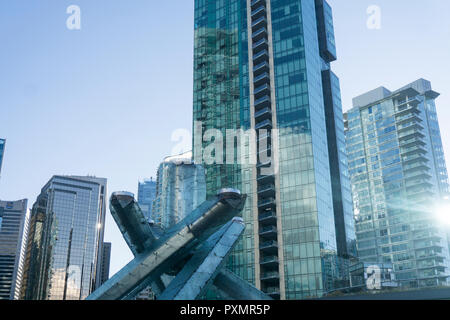 VICTORIA, Kanada - 13. SEPTEMBER 2018: Vancouver Olympic Kessel. Die Olympische Fackel für die Winterspiele 2010 Spiele erstellen. Stockfoto