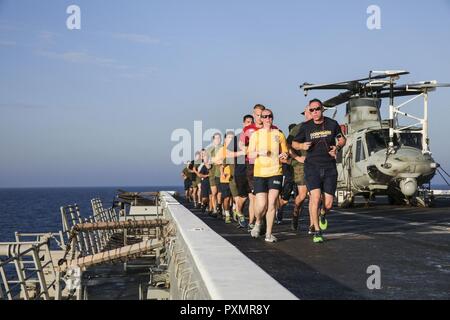 Mittelmeer (17. Juni 2017) Matrosen und Marines nehmen an einem Krankenhaus Corpsman Geburtstag Weg 5k - an Bord der San Antonio-Klasse amphibious Transport dock Schiff USS Mesa Verde LPD (19) 17. Juni 2017 laufen. Das Schiff ist, implementiert mit der bataan Amphibious Ready Gruppe und 24 Marine Expeditionary Unit Maritime Security Operations und Theater Sicherheit Zusammenarbeit in den USA 6 USA 5 Flotte Flotte und Bereiche der Aktivitäten zu unterstützen. Stockfoto