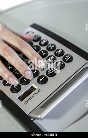 Frau, Taschenrechner, Geschäft, Rechner, rechnen, kalkulieren, Kalkulation, Ausrechen, Planung, Symbol, innen-, Hand-, 50mm, Tastatur, Nahaufnahme, N Stockfoto