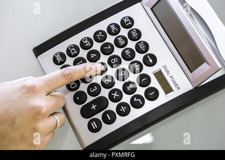 Frau, Taschenrechner, Geschäft, Rechner, rechnen, kalkulieren, Kalkulation, Ausrechen, Planung, Symbol, innen-, Hand-, 50mm, Tastatur, Nahaufnahme, N Stockfoto