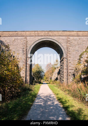 Ein Teil der alten Tissington Trail vorbei unter einer alten Brücke vor den Toren der Stadt Ashbourne, Derbyshire Peak District England UK. Stockfoto