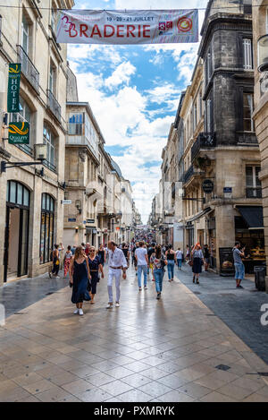 Bordeaux, Frankreich - 22. Juli 2018: Rue Sainte-Catherine oder Saint Catherine Street. Es ist das wichtigste Einkaufsstraße in Bordeaux mit Luxus Fashion Store Stockfoto