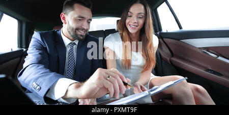 Geschäftsmann, die Unterzeichnung eines Vertrages Stockfoto