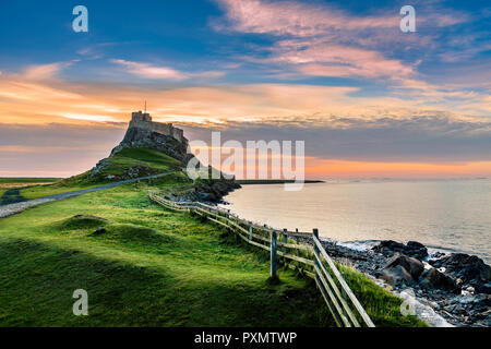 Dramatisch thront auf einem Felsen und ist über einen 3 km langen Causeway bei Ebbe Lindisfarne Castle war ursprünglich ein Tudor fort, die Sie Stockfoto