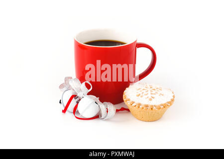 Rot Tasse mit Kaffee schwarz, mit weißen Jingle bells dekoriert gefüllt, silber-metallic Ribbon und Mince Pie auf weißem Hintergrund. Stockfoto