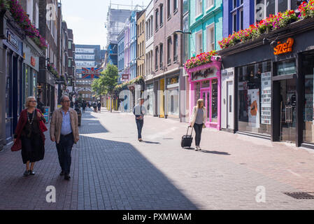 London, England, UK-Juni 2018: Touristen und Menschen zu Fuß und Einkaufen in der Carnaby Street, London, UK Stockfoto