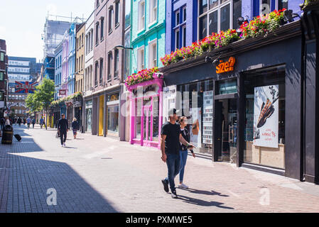 London, England, UK-Juni 2018: Touristen und Menschen zu Fuß und Einkaufen in der Carnaby Street, London, UK Stockfoto