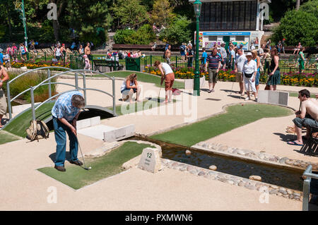 Spielen Minigolf im unteren Gärten, Bournemouth, Dorset, England, Großbritannien Stockfoto