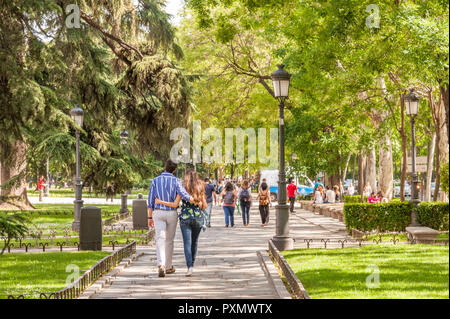 Junges Paar auf dem Paseo del Prado, Madrid, Spanien Stockfoto