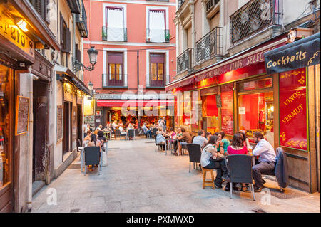 Bars und Restaurants in Calle Barcelona, Madrid, Spanien Stockfoto