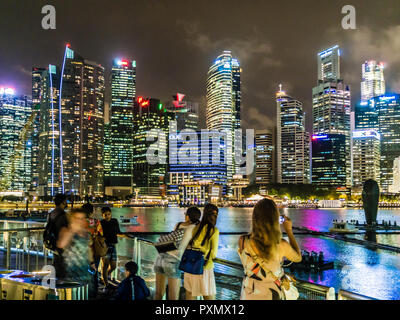 Touristen, die in Singapur Marina Bay fotografieren und selfies vor der Skyline der Stadt. Stockfoto