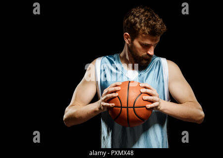 Spieler mit einem Basketball Stockfoto